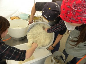 ご飯の準備をするボランティアスタッフ