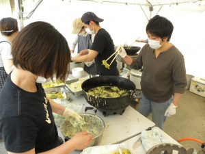 炊き出し準備中のボランティアスタッフ